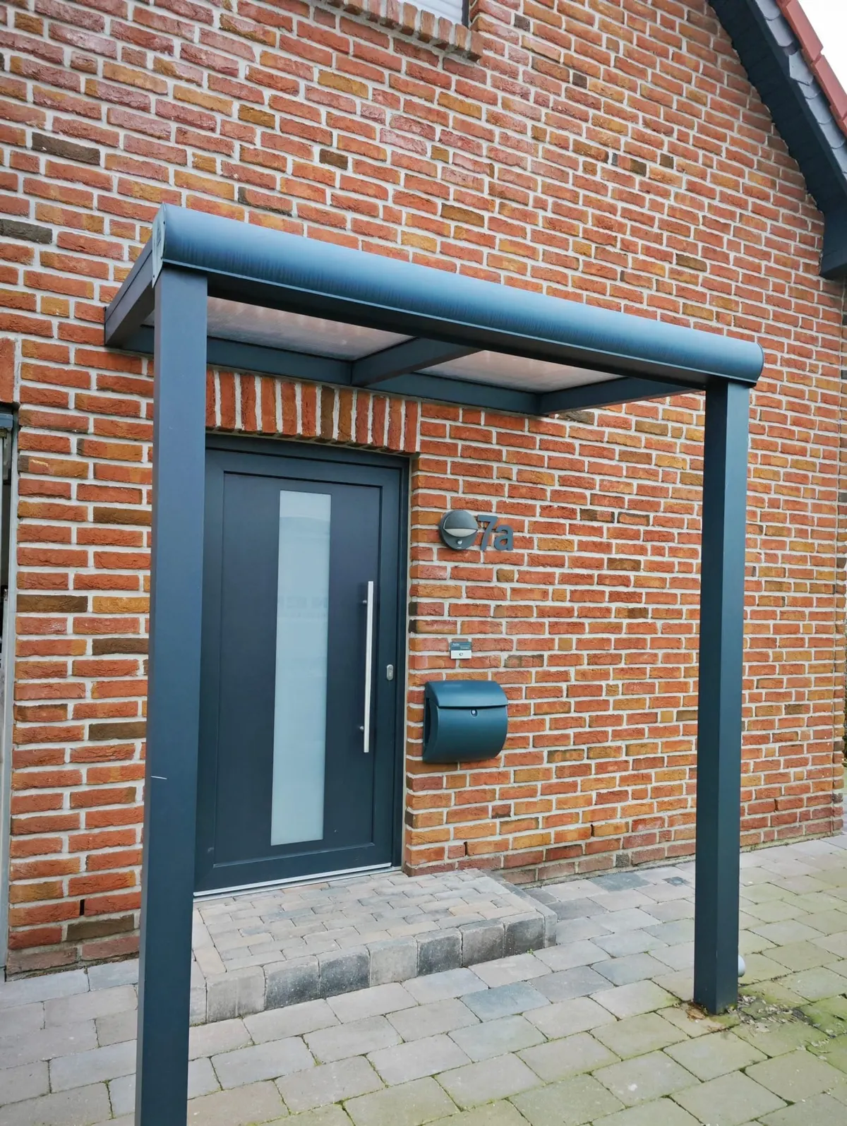 Überdachter Hauseingang des Ferienhauses Am Pannofen mit Klinkerfassade