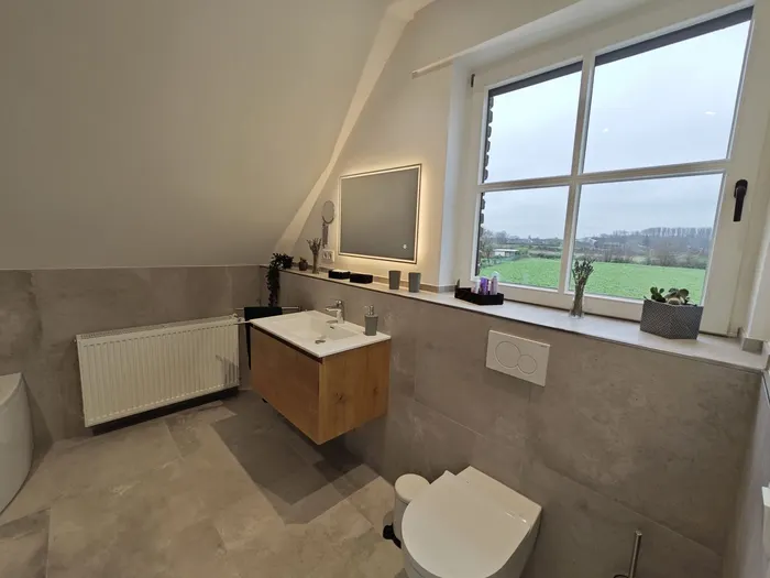 Helles Badezimmer mit Fenster und Waschtisch im Ferienhaus Am Pannofen