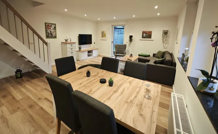 Essbereich mit Blick auf den Fernseher im Wohnzimmer des Ferienhauses Am Pannofen