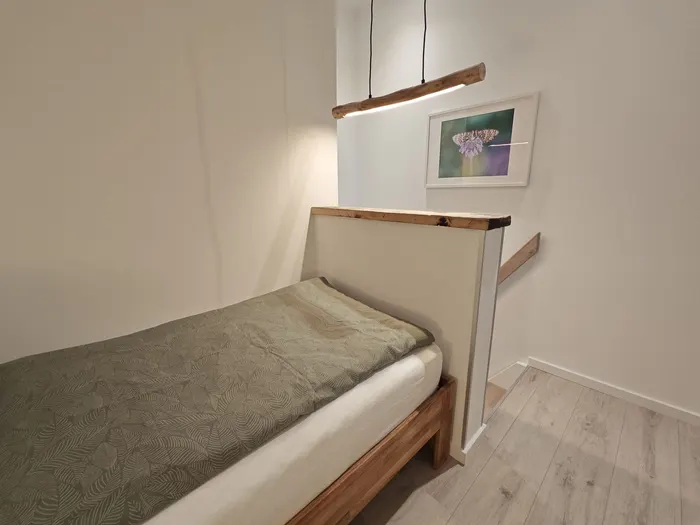 Einzelbett im kleinen Vorraum des Ferienhauses Am Pannofen