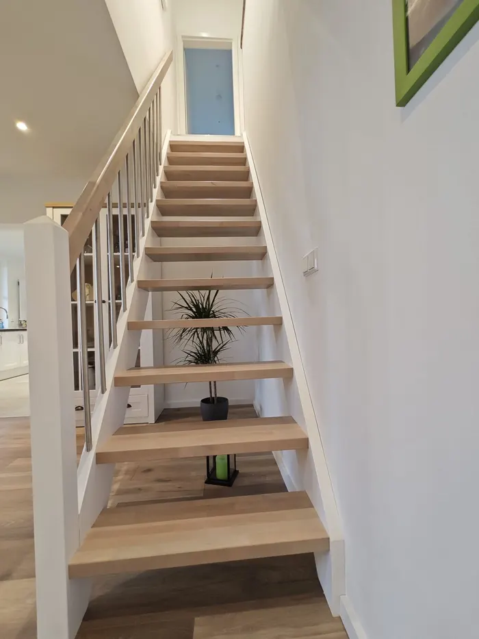 Helle Holztreppe im Ferienhaus Am Pannofen