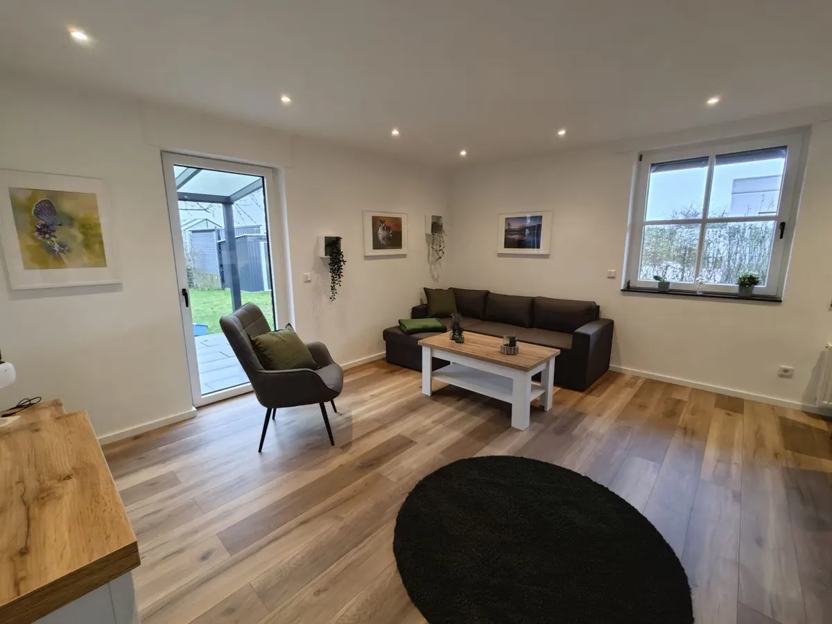 Wohnzimmer mit Sofa, Sessel und Couchtisch im Ferienhaus Am Pannofen