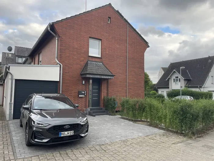 Wohnhaus der Ferienwohnungen Friedrich-Spee in Geldern mit Stellplatz vor dem Haus