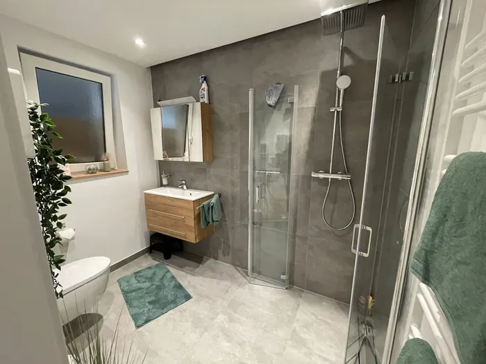 Badezimmer mit Eckdusche in der Ferienwohnung Friedrich-Spee Erdgeschoss