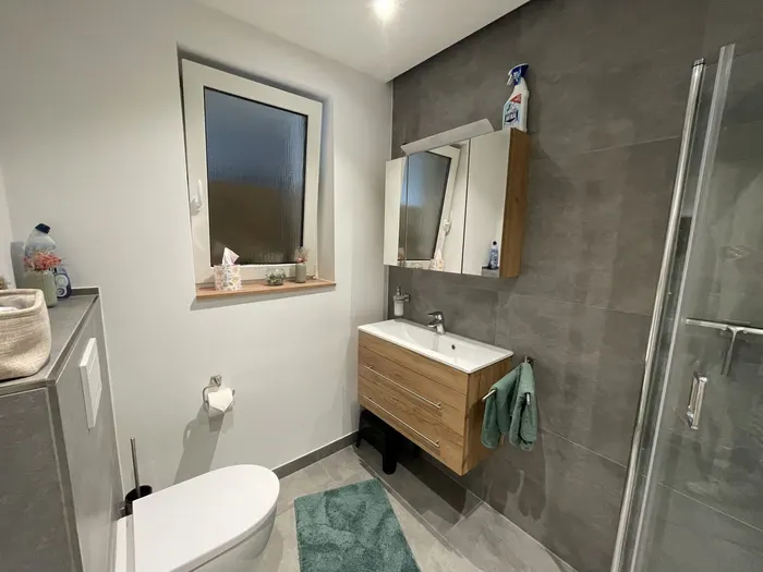 Waschtisch mit Spiegelschrank im Badezimmer der Ferienwohnung Friedrich-Spee Erdgeschoss