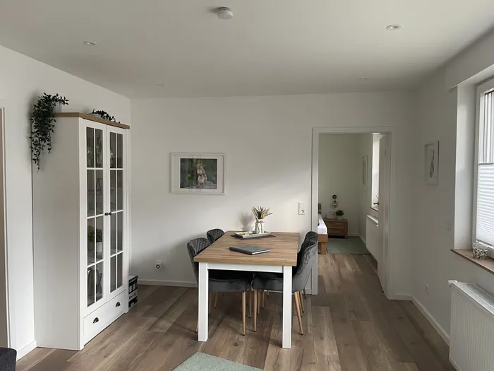 Essbereich mit Sprossentür zum Flur in der Ferienwohnung Friedrich-Spee Erdgeschoss
