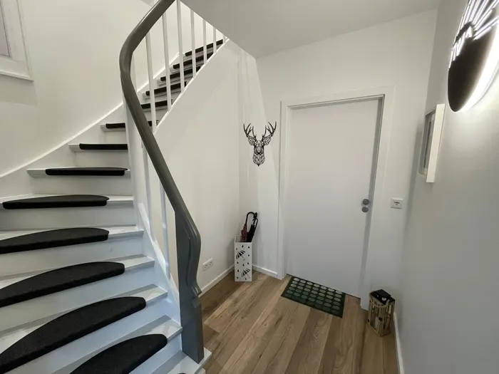 Eingangsflur mit Treppe in der Ferienwohnung Friedrich-Spee Erdgeschoss