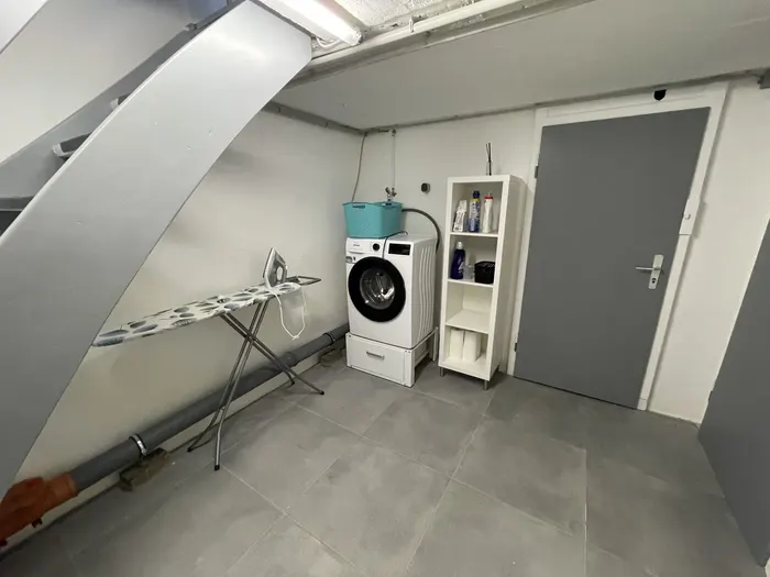 Privater Kellerraum mit Waschmaschine und Bügelbrett der Ferienwohnung Friedrich-Spee Erdgeschoss