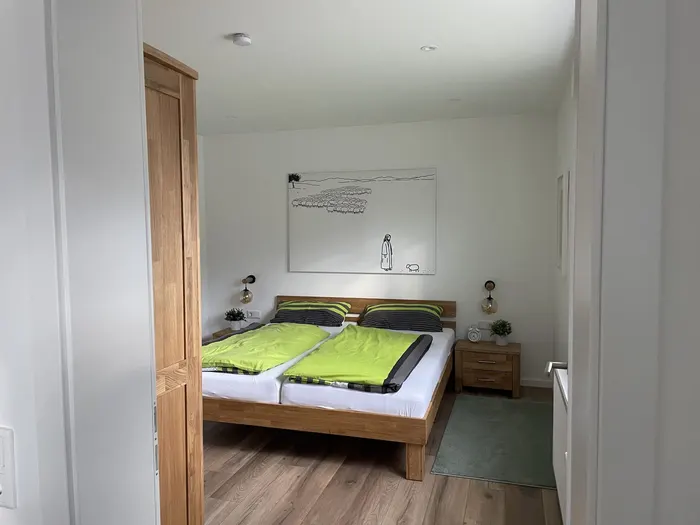 Schlafzimmer mit Doppelbett in der Ferienwohnung Friedrich-Spee Erdgeschoss