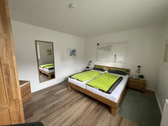 Schlafzimmer mit Standspiegel in der Ferienwohnung Friedrich-Spee Erdgeschoss
