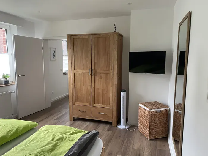 Kleiderschrank und Fernseher im Schlafzimmer der Ferienwohnung Friedrich-Spee Erdgeschoss