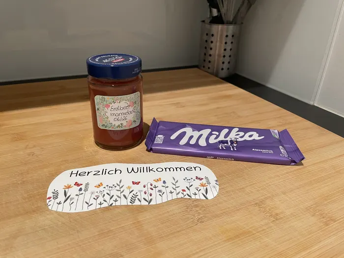 Willkommensgruß mit Marmelade und Schokolade auf dem Esstisch der Ferienwohnung Friedrich-Spee Erdgeschoss
