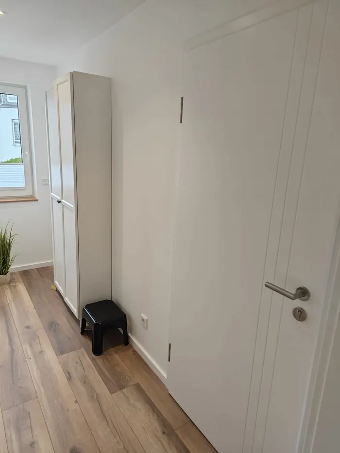 Flur mit Tür zum Wohnbereich der Ferienwohnung Friedrich-Spee Obergeschoss