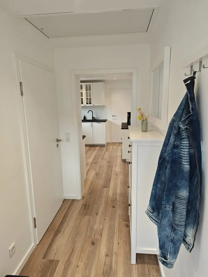 Flur mit Garderobe und Blick in die Küche der Ferienwohnung Friedrich-Spee Obergeschoss