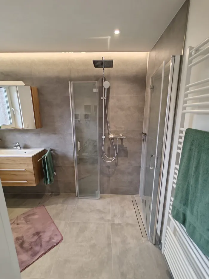 Badezimmer mit ebenerdiger Dusche und Waschtisch in der Ferienwohnung Friedrich-Spee Obergeschoss